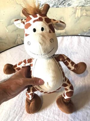 Peluche normale petite girafe blanche marron petit ventre bidon savane