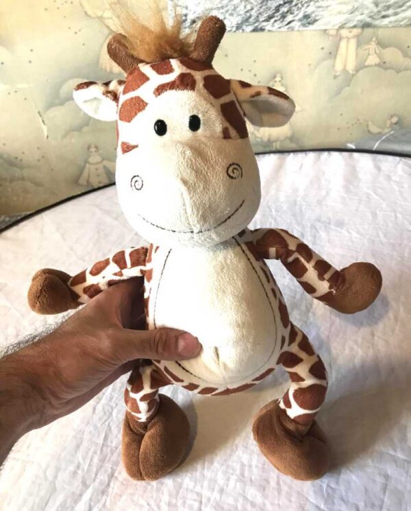 Peluche normale petite girafe blanche marron petit ventre bidon savane