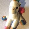 Peluche normale petite licorne blanche crinière queue pattes multicolores