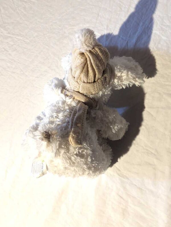Arrière peluche normale chiot blanc bonnet pompon echarpe crèmes boutique enfance-douceur Arrière peluche normale chiot blanc bonnet pompon echarpe crèmes