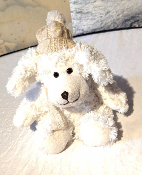 Peluche normale chiot blanc bonnet pompon echarpe crèmes boutique enfance-douceur Peluche normale chiot blanc bonnet pompon echarpe crèmes