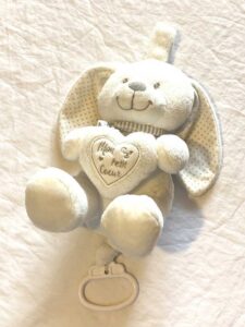 Peluche normale lapin blanc musical petit coeur écharpe rayée poignée blanche
